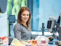 Vanzatoare magazin alimentar